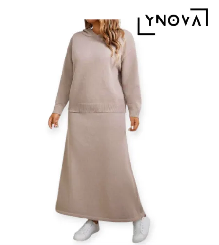 Ensemble pull à capuche et jupe longue en maille